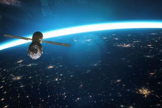 Ruské družice v hejnu naháněly na oběžné dráze západní satelit